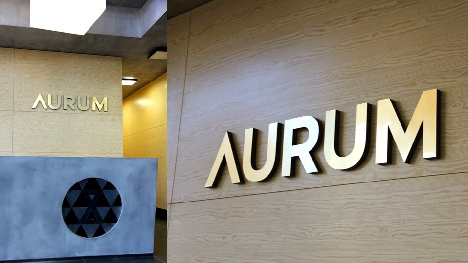 Aurum - aurum; Schriftzug_Raumschild_mit_Firmenname_aus_Stahlfronten_aus_Dibond