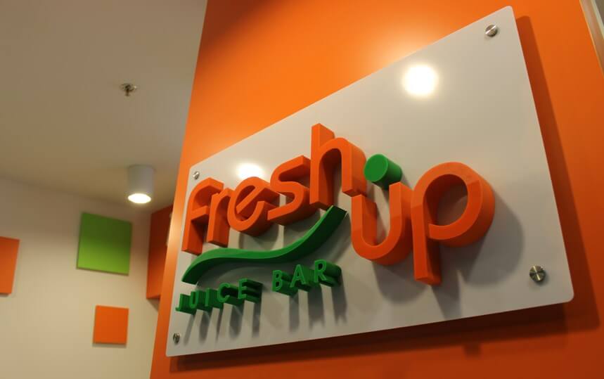 Fresh UP - Fresh UP - logo d'entreprise composé de lettres 3D en styrodur sur une planche.