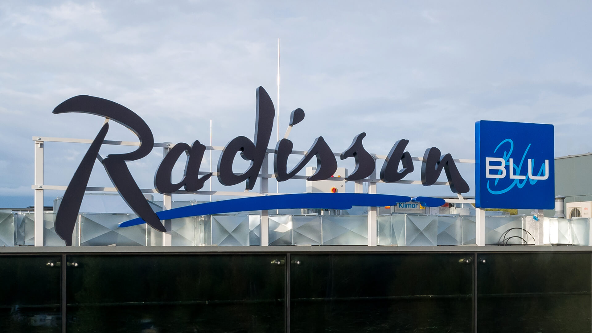 radisson-blu-sopot-letters-black - & - whte - letters-black&white-under-light-led-advertising-logos-radisson-blu-sopot-space-letters-block-letters-on-metal-construction