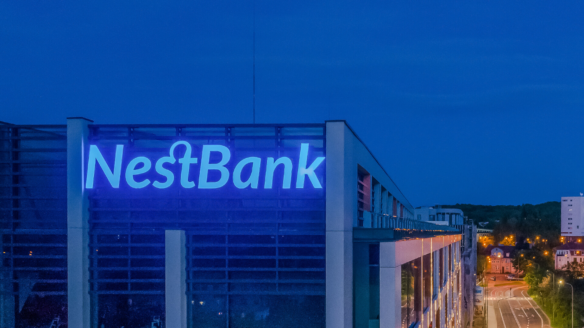 nest bank nestbank - litery-blokowe-led-letters-bank-3d-chanel-letters-reklama-nest-bank-litery-3d-na-budynku-litery-nest-bank