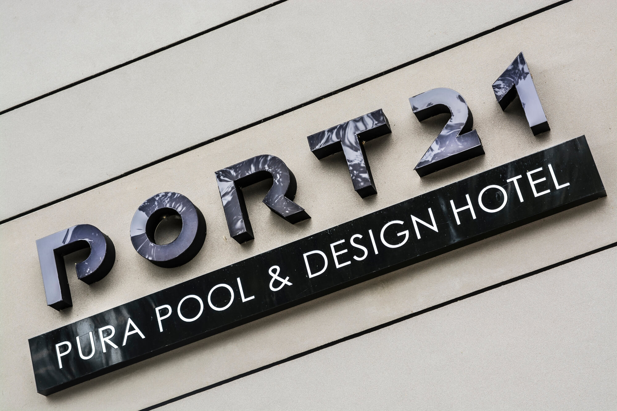 Port 21 - Port 21 - przestrzenne litery świetlne umieszczone na ścianie wykonane z plexi