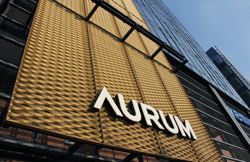 Aurum - Aurum - przestrzenne litery świetlne LED nad wejściem na stelażu