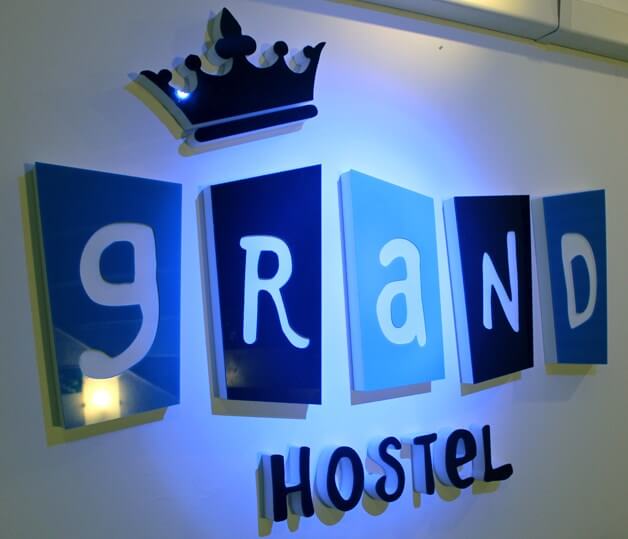 Grand Hostel - grand_hostel; szyld_firmy_zlozony_z_logo_3d_i_liter_przestrzennych