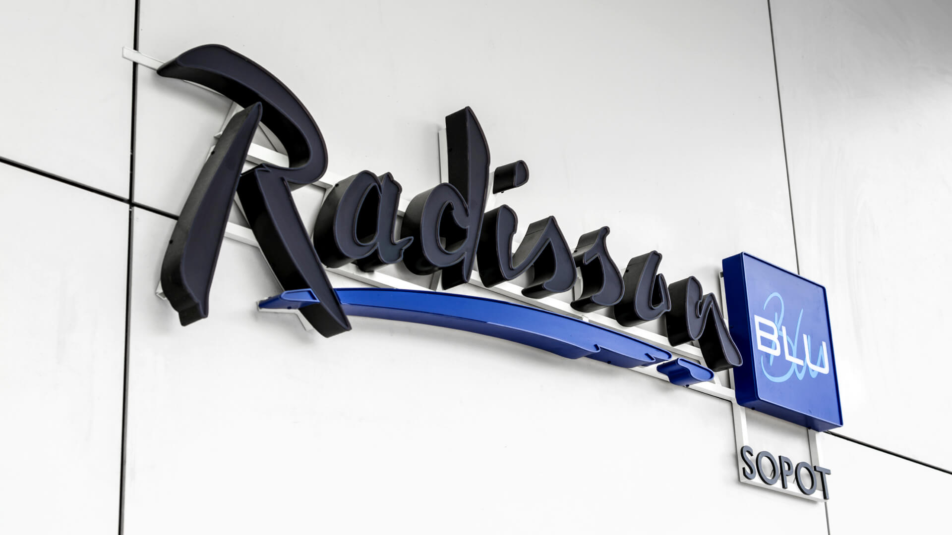 radisson blu - lettres lumineuses-3d-led-black-&-white-radisson-blu
