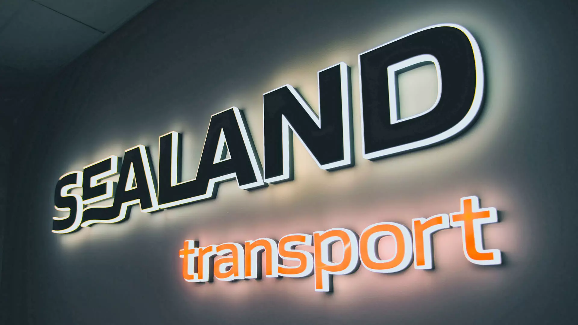 Sealand transport - litery świecące bokiem w biurze