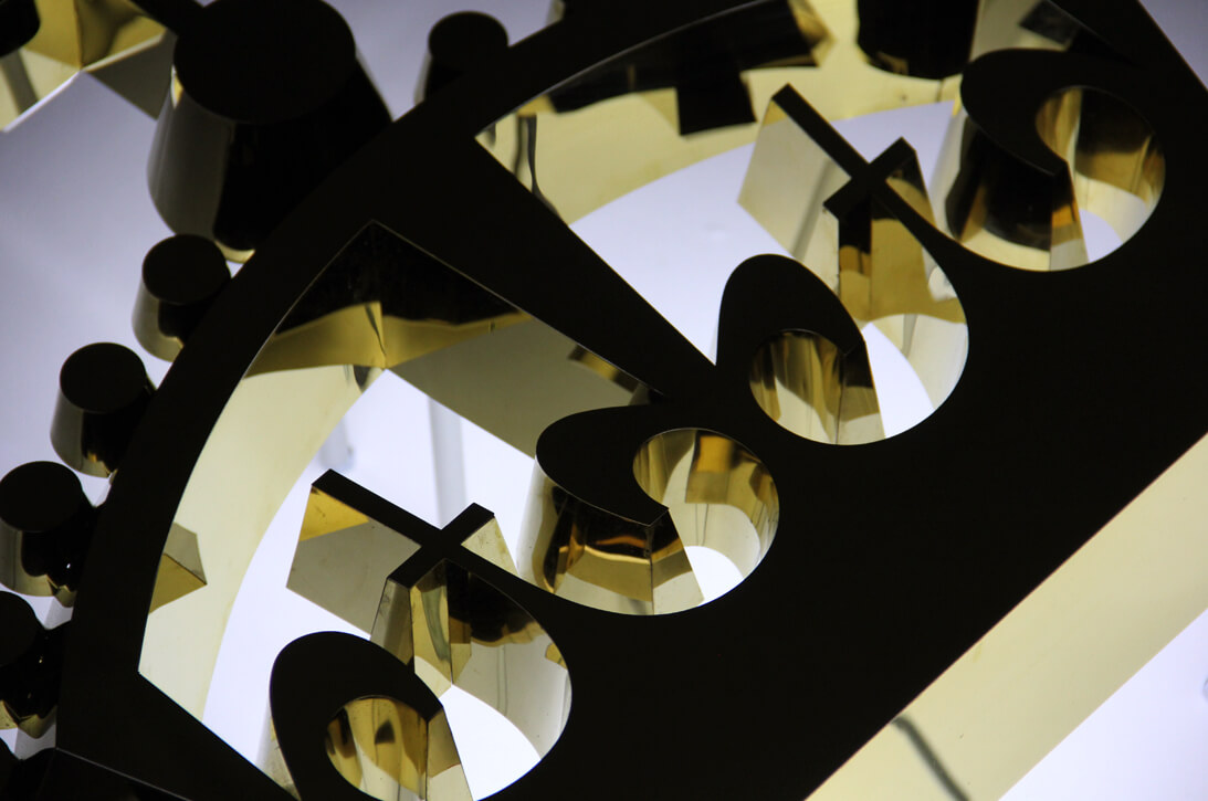 Luxus-Anzeigen - Goldene Buchstaben aus poliertem Edelstahlblech mit Hintergrundbeleuchtung