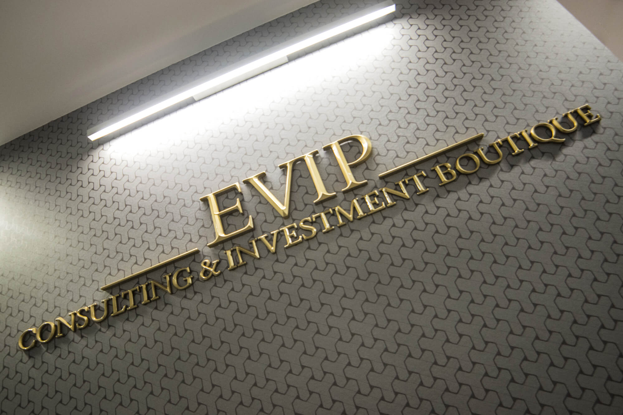 Evip- lettresprismatique - Evip - Lettres prismatiques en 3D placées dans le hall d'entrée