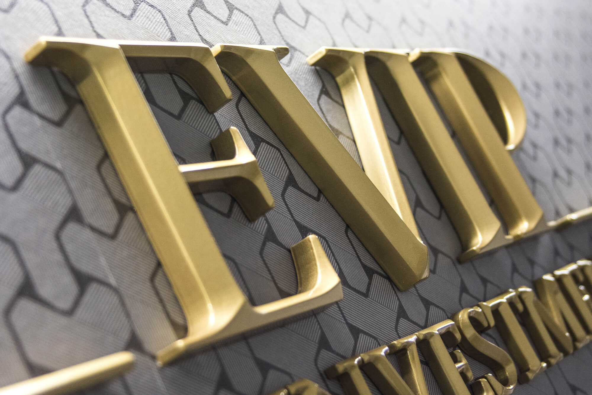 Evip - letras prismáticas - Evip - Letras prismáticas en 3D colocadas en el vestíbulo