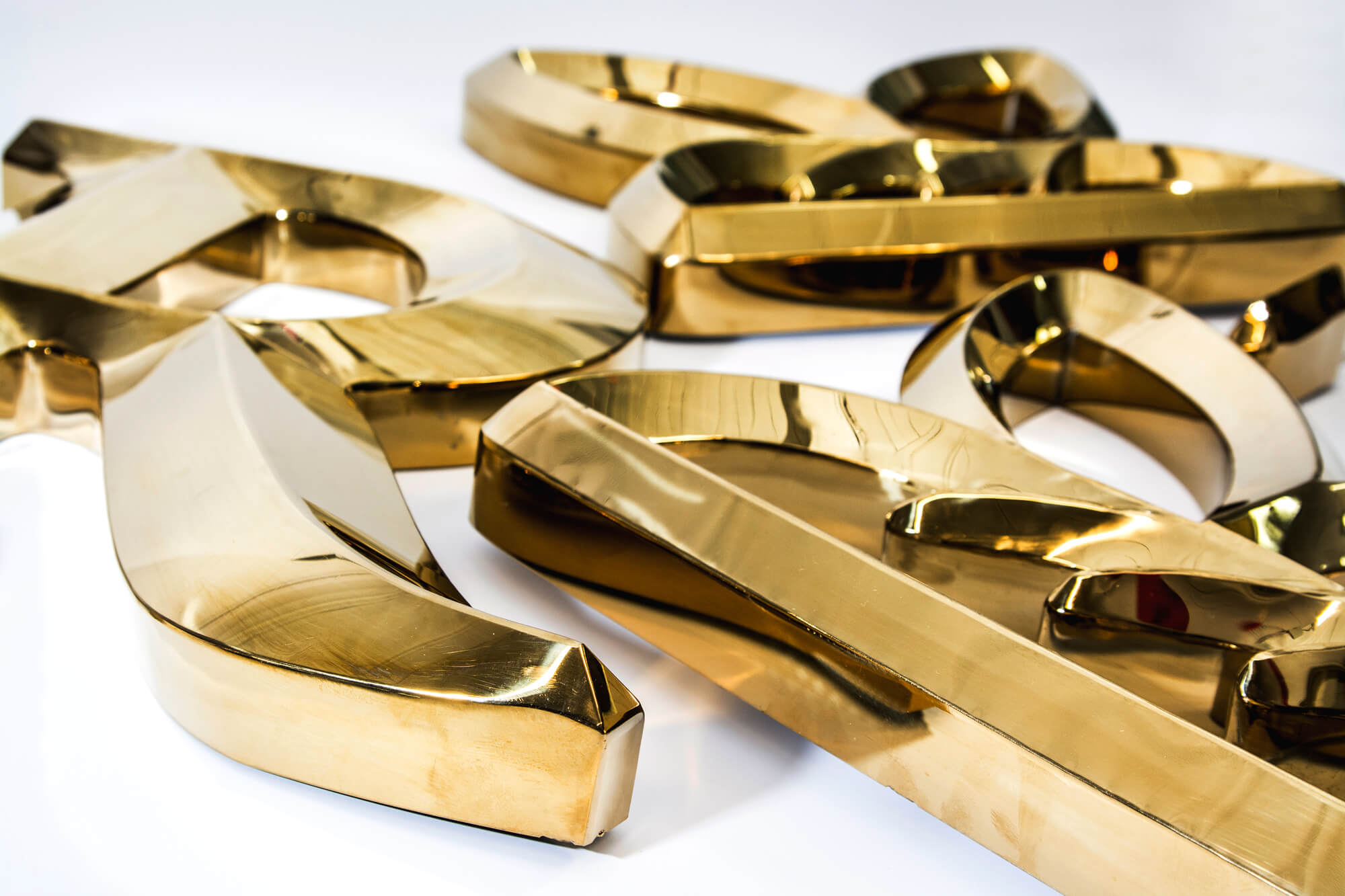 Litery pryzmatyczne - Złote litery pryzmatyczne wykonane z metalu