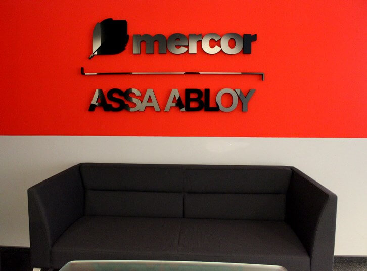 Mercor Assa Abloy - Mercor Assa Abloy - szyld firmy wykonany z plexi