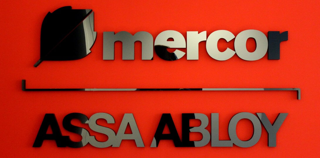 Mercor Assa Abloy - Mercor Assa Abloy - szyld firmy wykonany z plexi