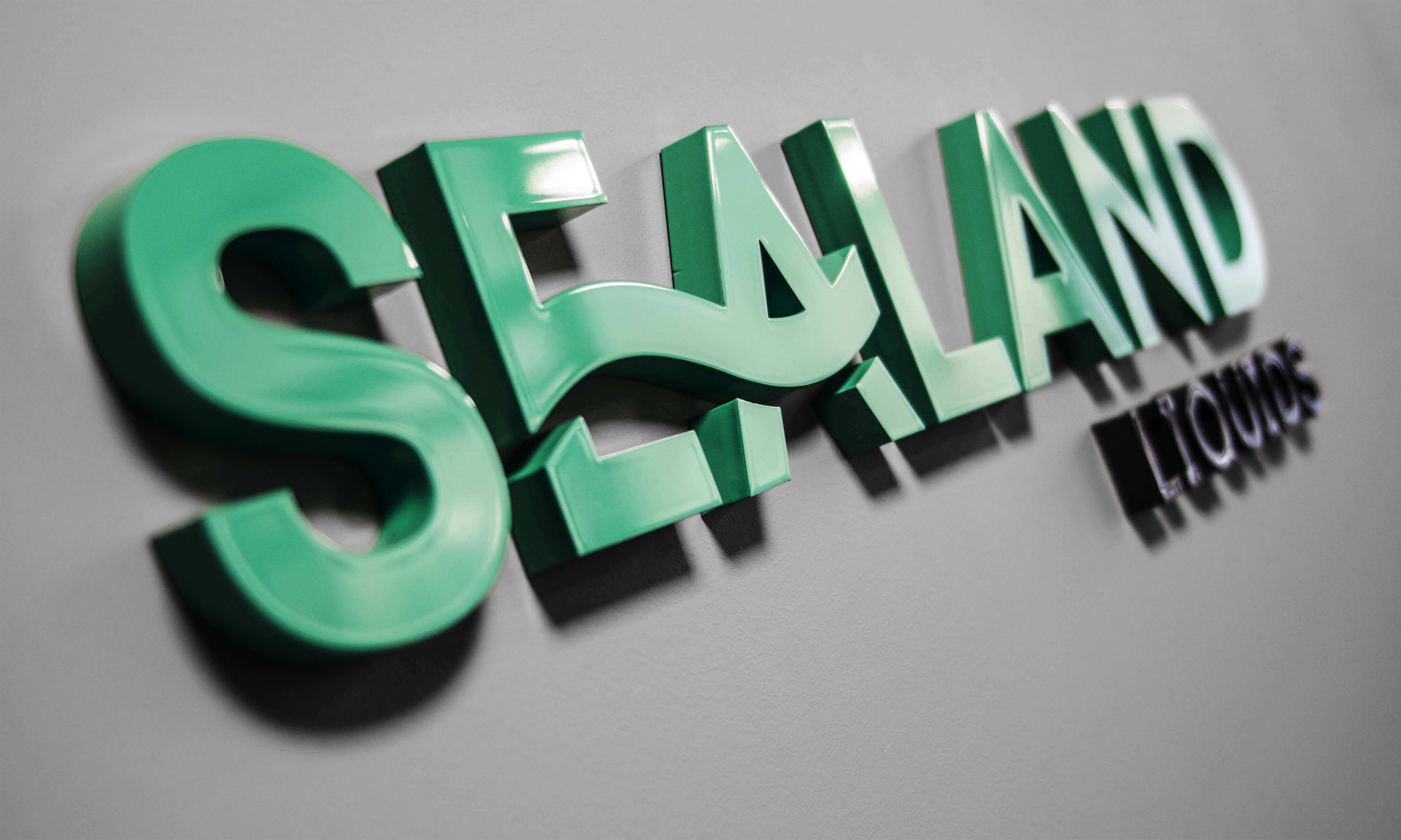 Seeland - Sealand - 3D-Buchstaben an der Wand angebracht und mit Farbe besprüht