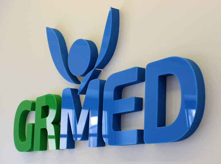 GRMED - GRMED - logo colorato in plexiglass all'interno dell'edificio