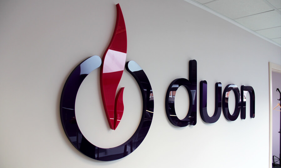 Duon - Duon - Logo und Raumbuchstaben aus Styrodur, veredelt mit Plexiglas
