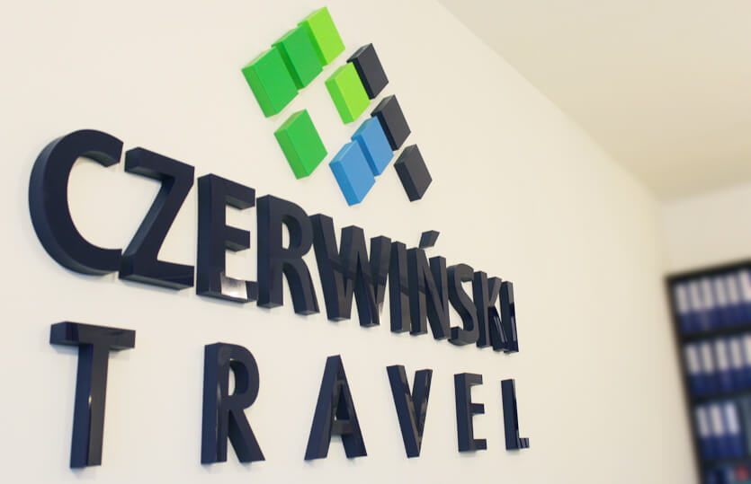 Czerwinski Reisen - Czerwiński Travel - 3D-Buchstaben mit einem Logo