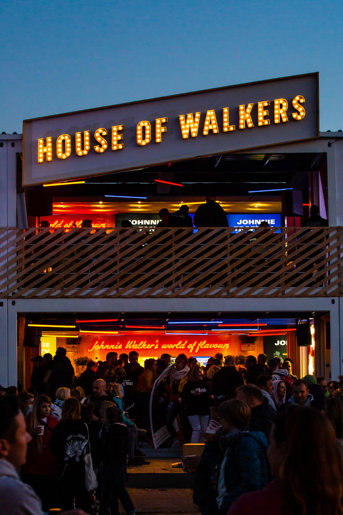 Haus der Wanderer - House of Walkers - mit Glühbirnen gefüllte Blechbuchstaben über dem Eingang