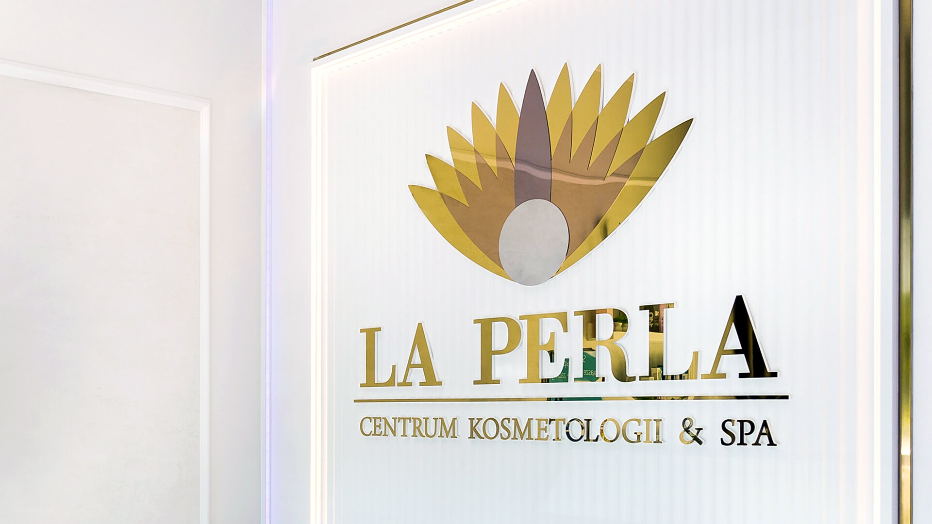 LA PERLA - 3D-Buchstaben in Gold an der Rezeption
