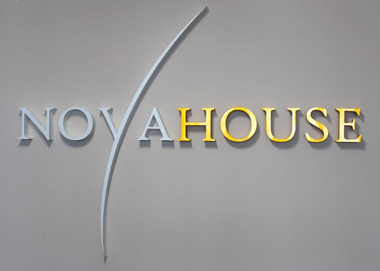 Noya House - noya_house; litery_przestrzenne_szyld_z_nazwą_firmy_wykonany_ze_stali_nierdzewnej