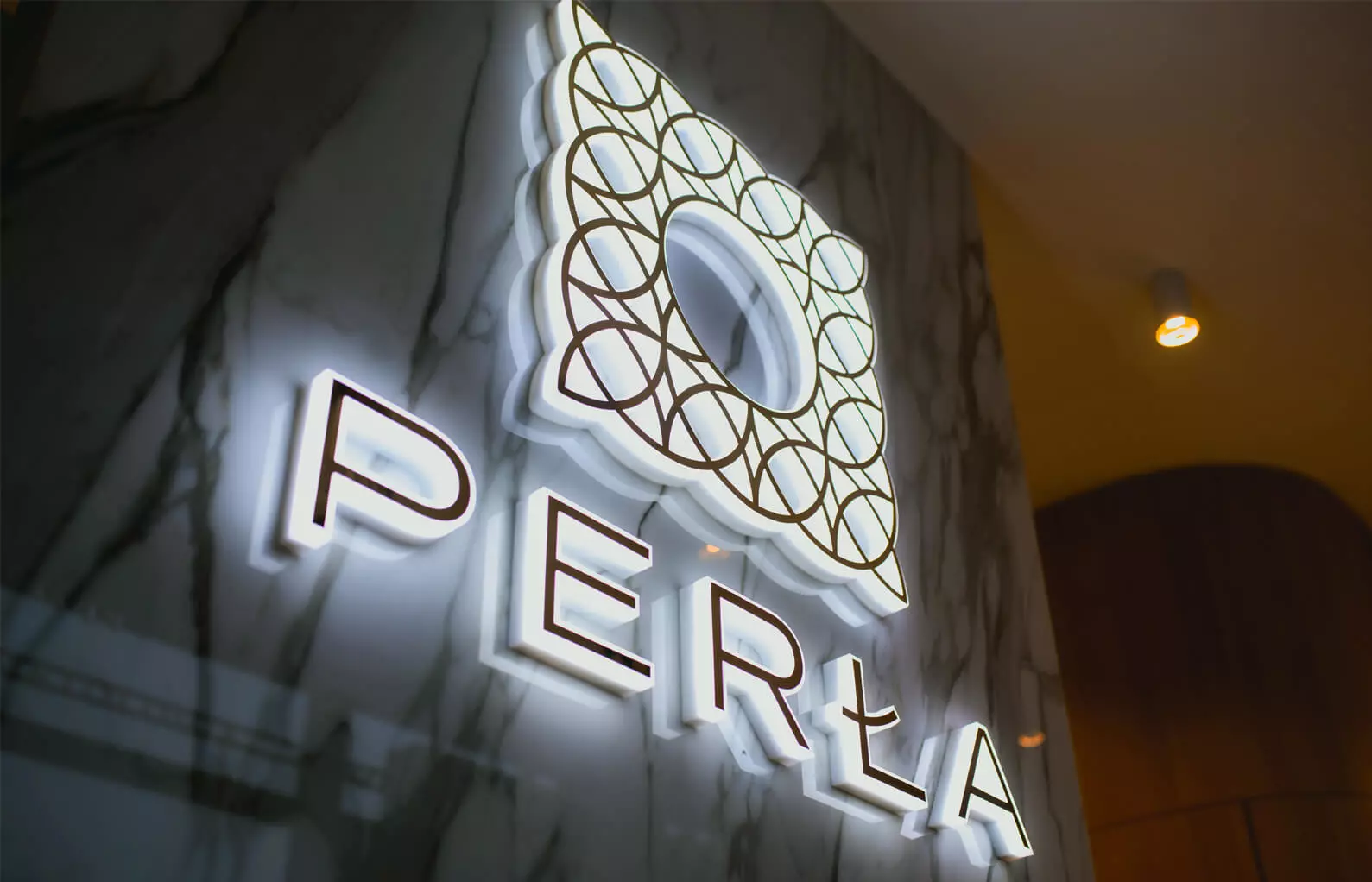 Perle - Beleuchtetes Logo mit seitlich beleuchteten LED-Buchstaben