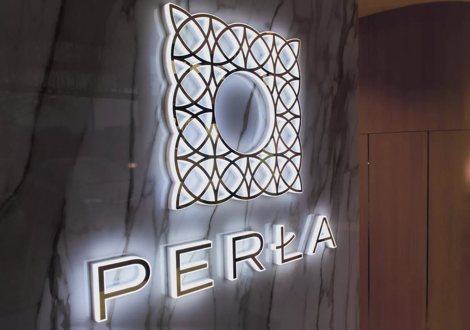 Perla - Logotipo iluminado con letras LED de iluminación lateral
