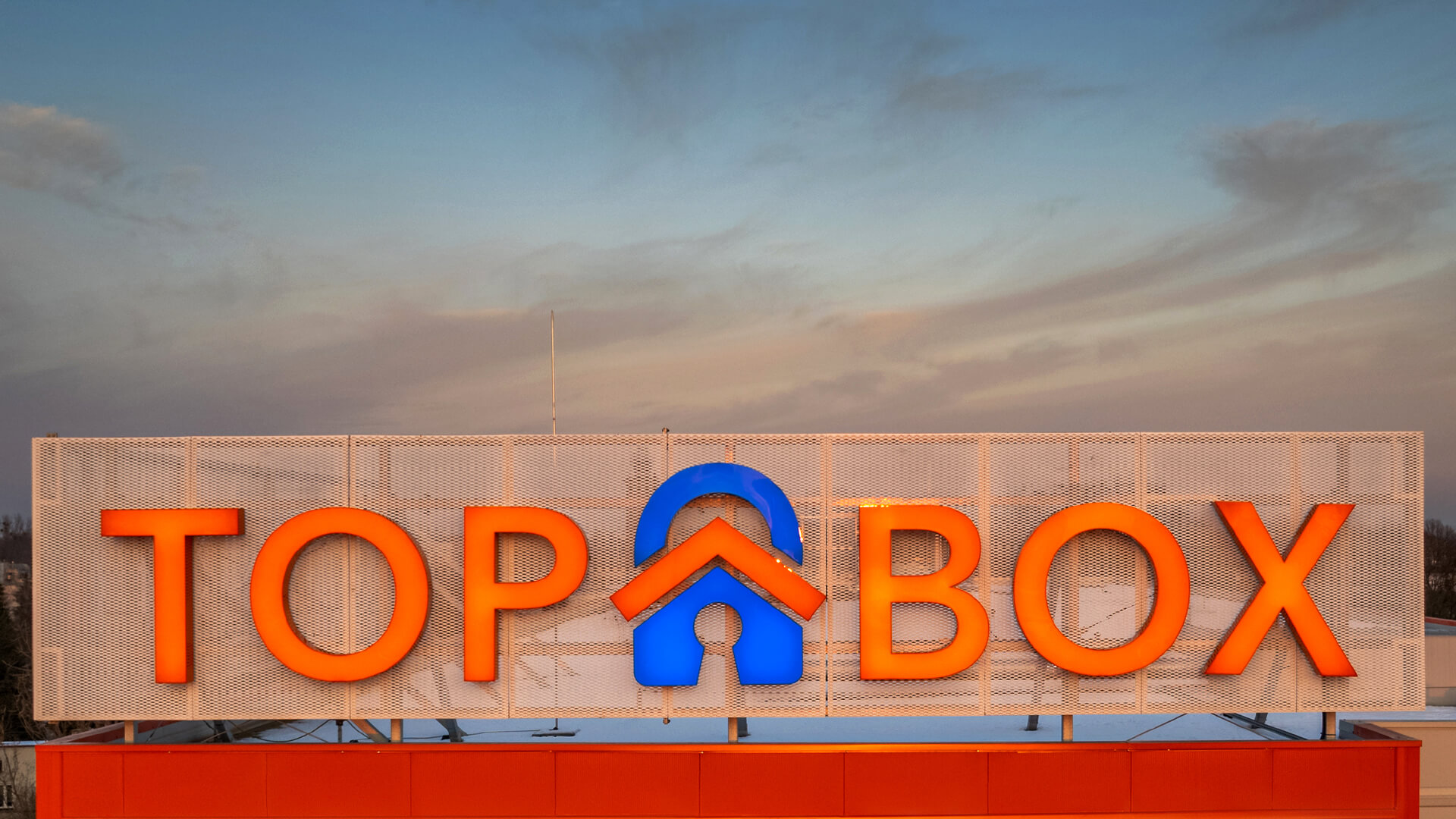 TOP BOX - Logo and front-lit letters, LED, on a building