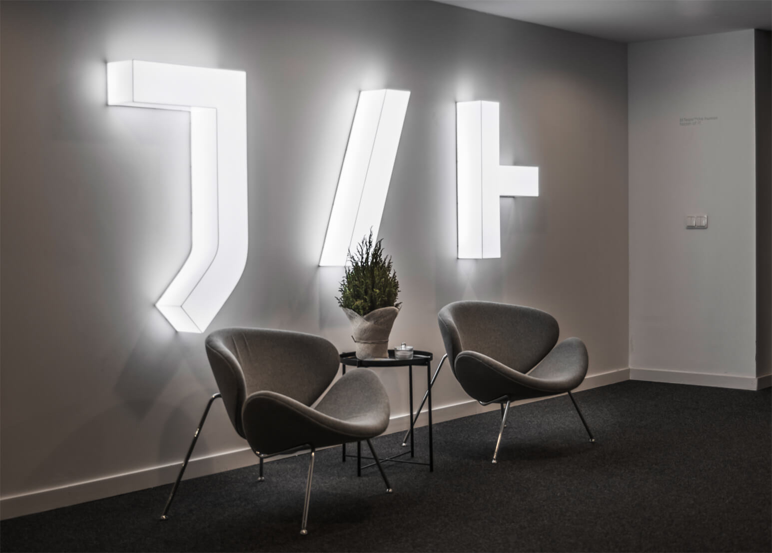 lettera-z-pleksi - logo-illuminato-lobby lettering; lettere in plexiglass