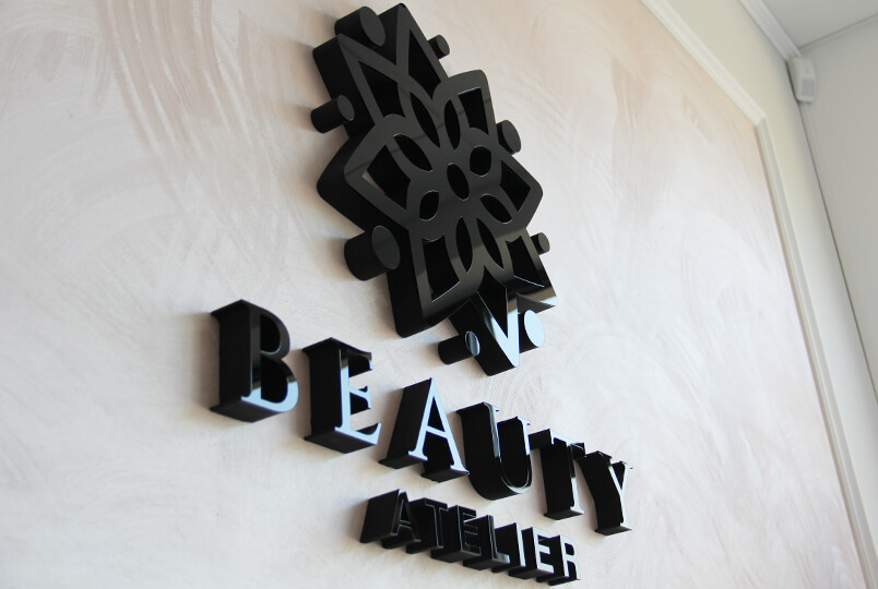 Beauty Atelier - Beauty Atelier - logo 3D i litery przestrzenne wykonane ze styroduru umieszczone w recepcji