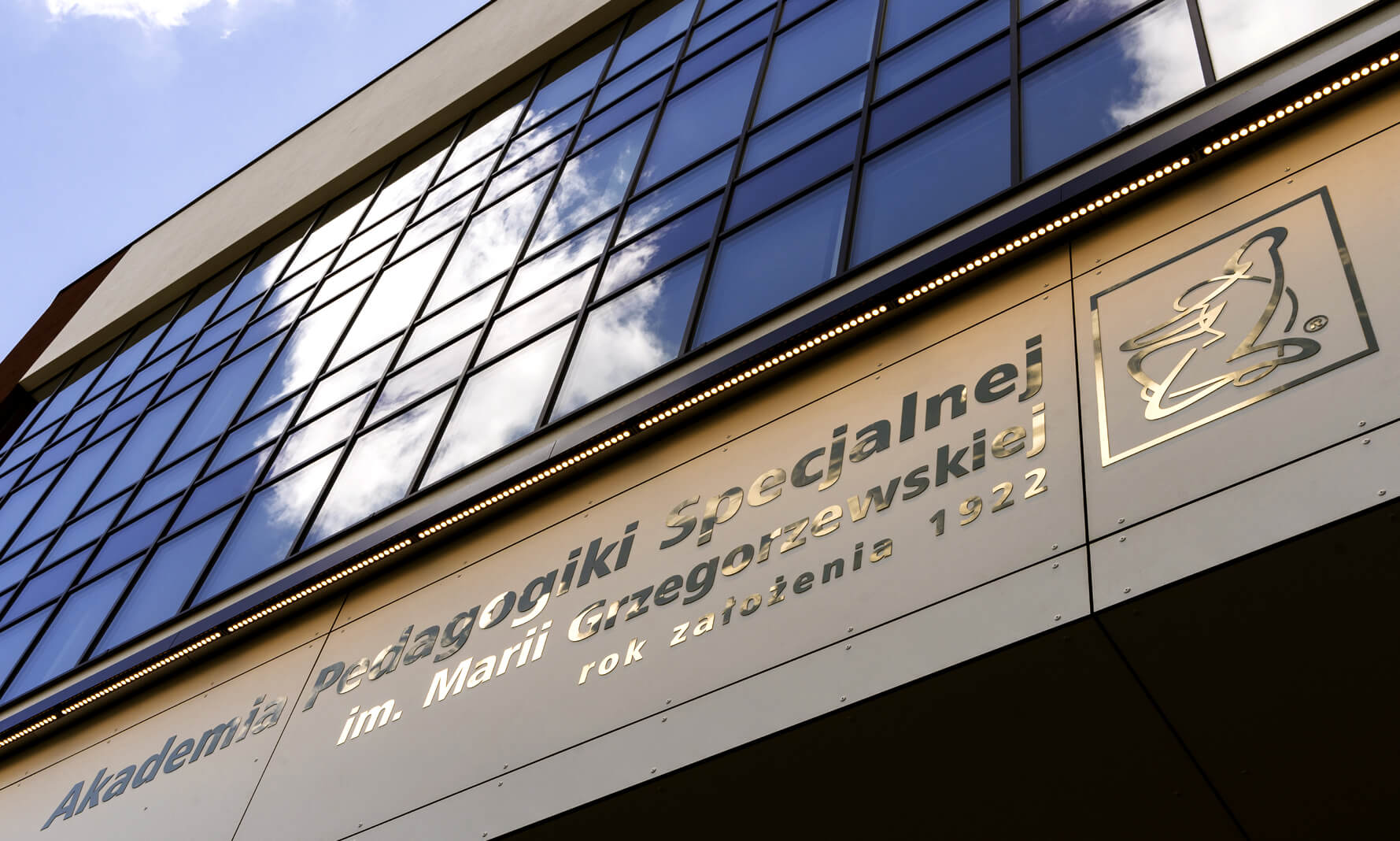Akademie für Sonderpädagogik - Metallbuchstaben - Goldfarbene Edelstahlbuchstaben über dem Eingang.
