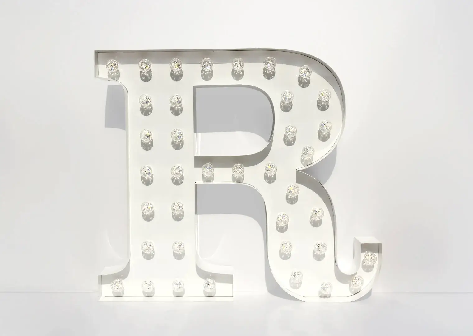 Litera R - świecąca litera z żarówkami w kolorze białym