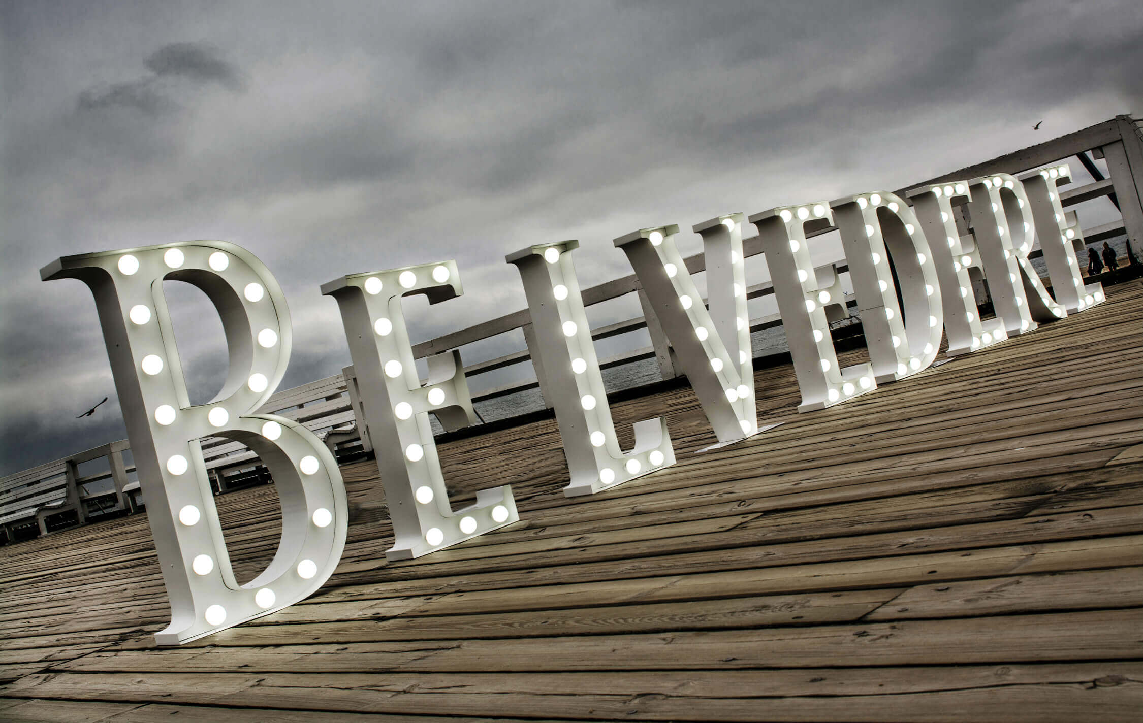 Belvedere - Belvedere - Stehende Buchstaben mit Glühbirnen auf der Seebrücke