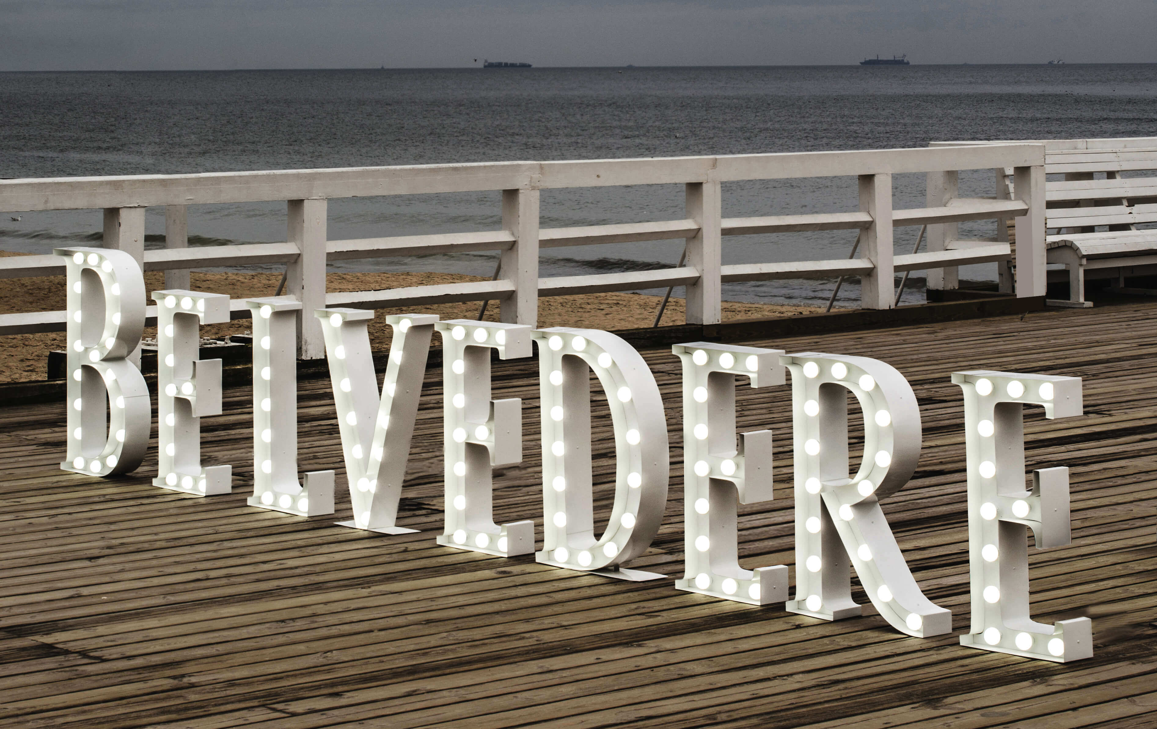 Belvedere - Belvedere - Stehende Buchstaben mit Glühbirnen auf der Seebrücke