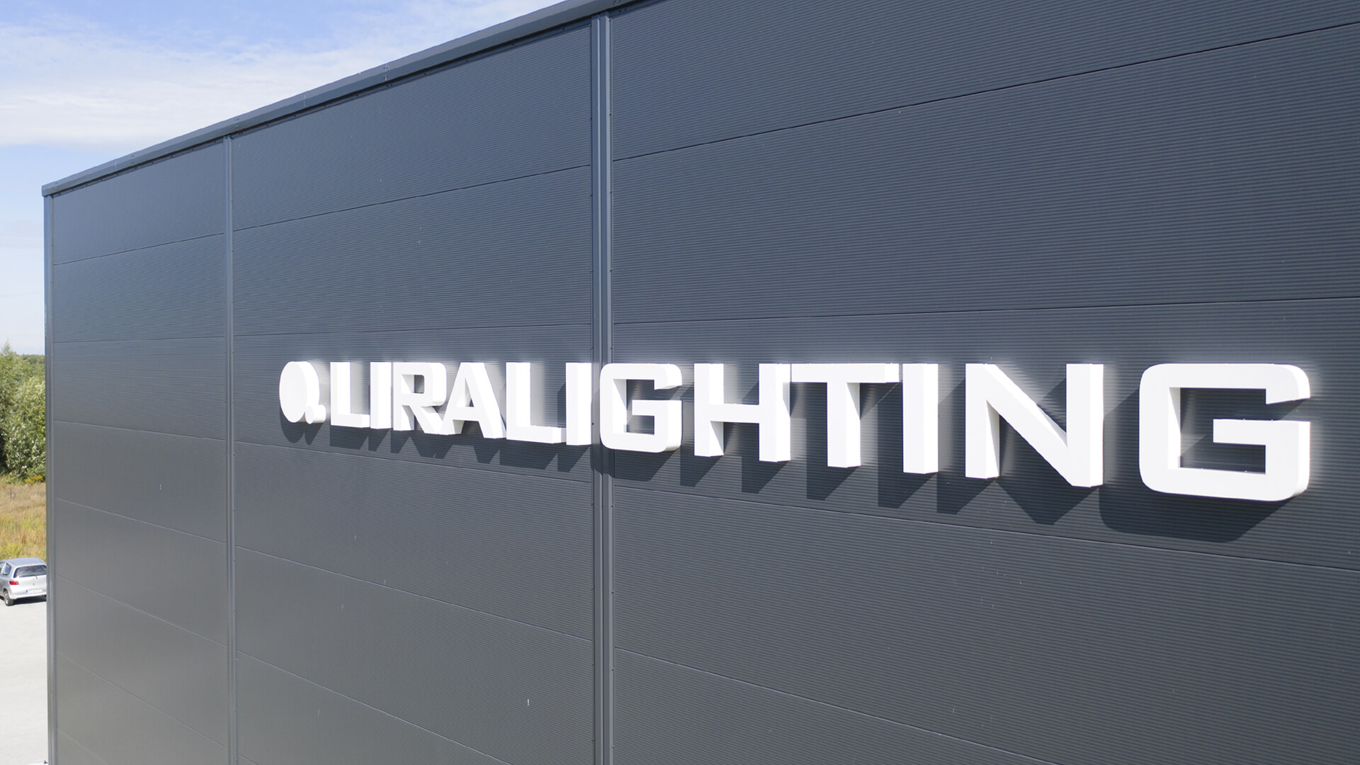 Lettere illuminate Liralighting - Lettere LED 3D per sala industriale in bianco.