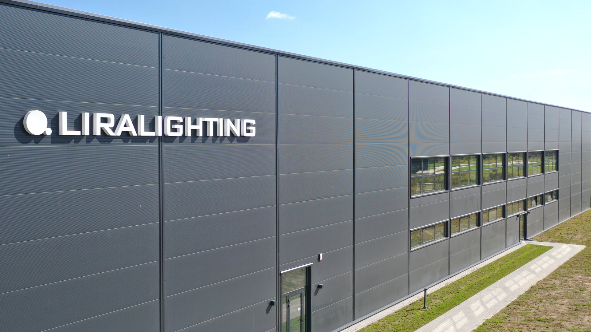 Beleuchtete Buchstaben Liralighting - 3D LED-Leuchtbuchstaben auf Industriehalle in weiß.