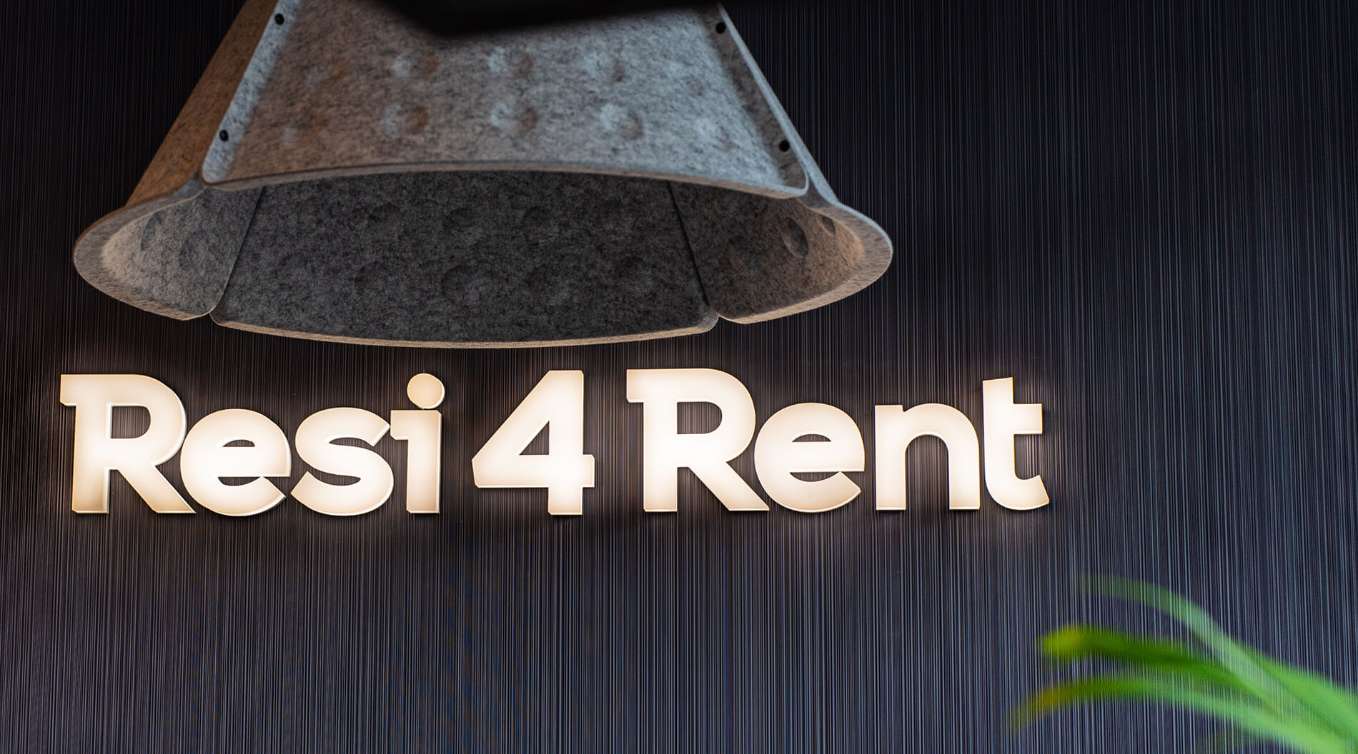 Resi4Rent - litery świecące przodem LED w recepcji