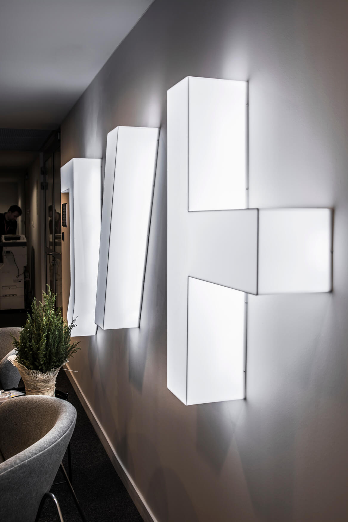 lettera-z-pleksi - lettere; plexi-spatial-3D-LED lettering illuminato nella hall