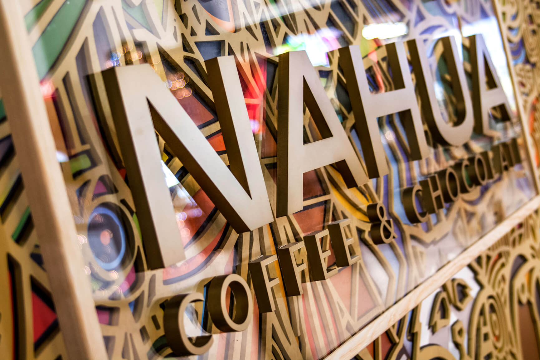 NAHUA - Nahua - Logo und 3D-Buchstaben aus Plexiglas auf Plexiglasunterlage, montiert auf Abstandshaltern