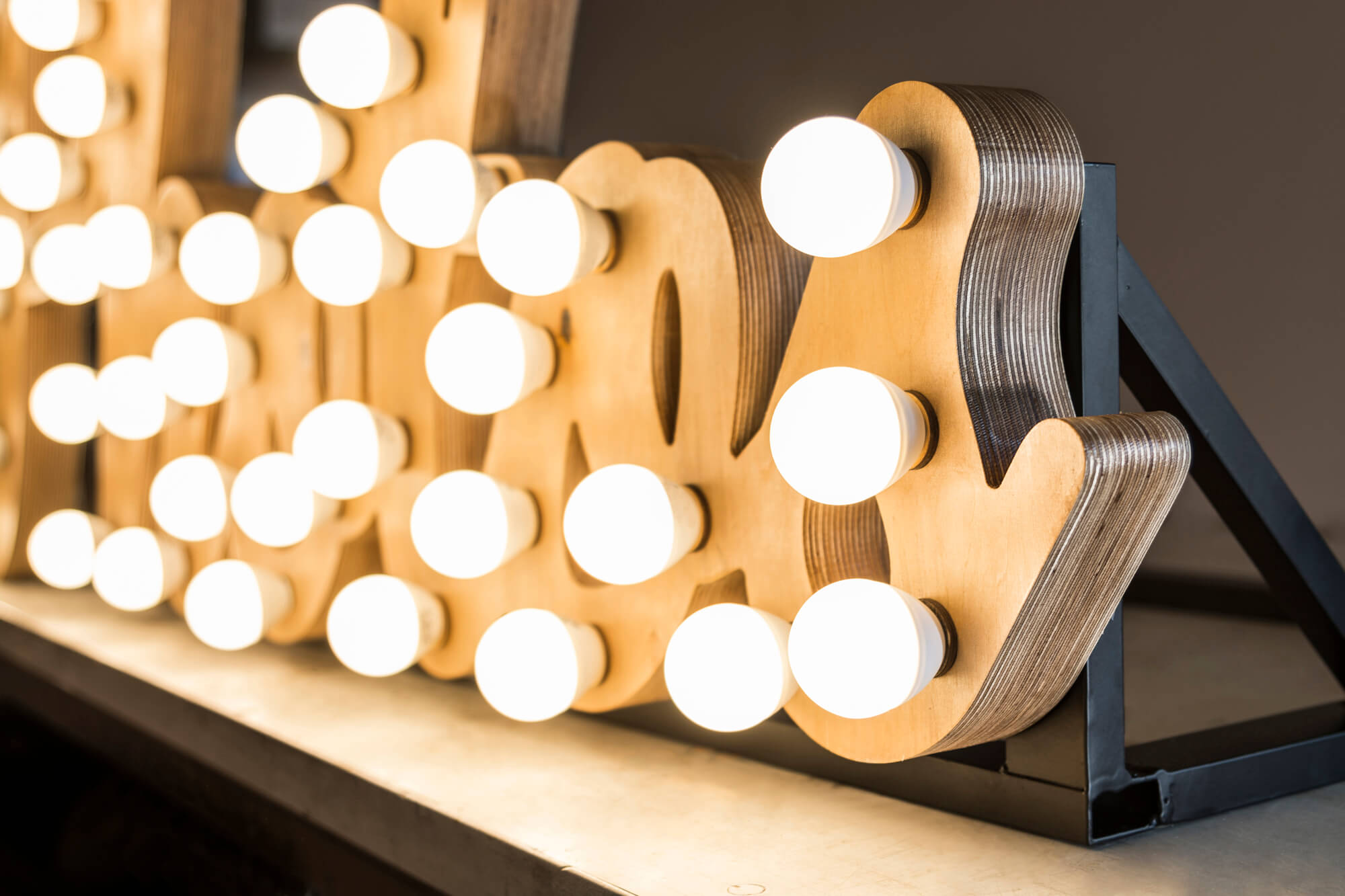 lettere di legno con lampadine - Lettere di legno con lampadine