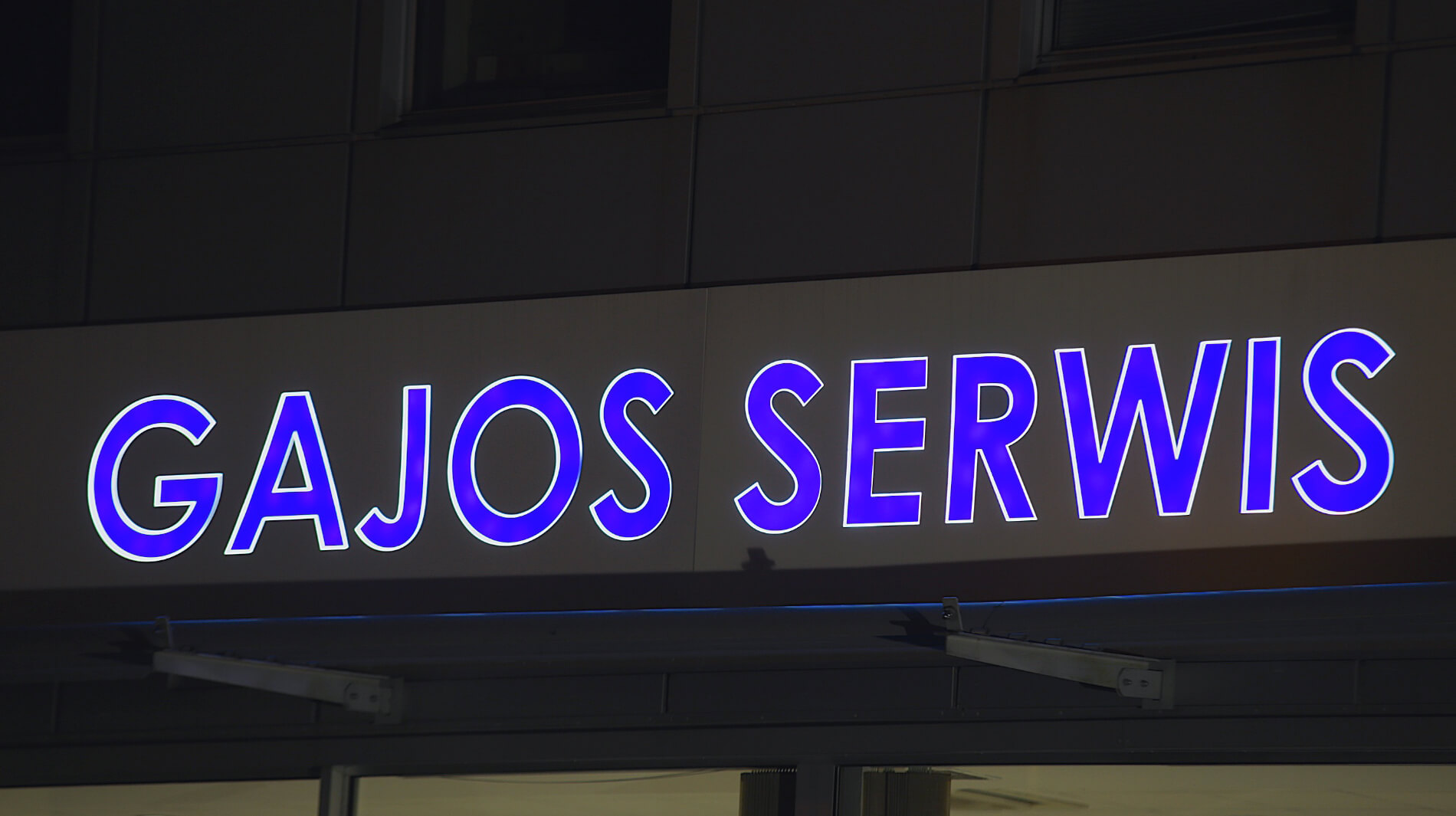 Gajos service - Gajos Serwis - caisson lumineux avec le nom de la société, lettres illuminées par une feuille translucide