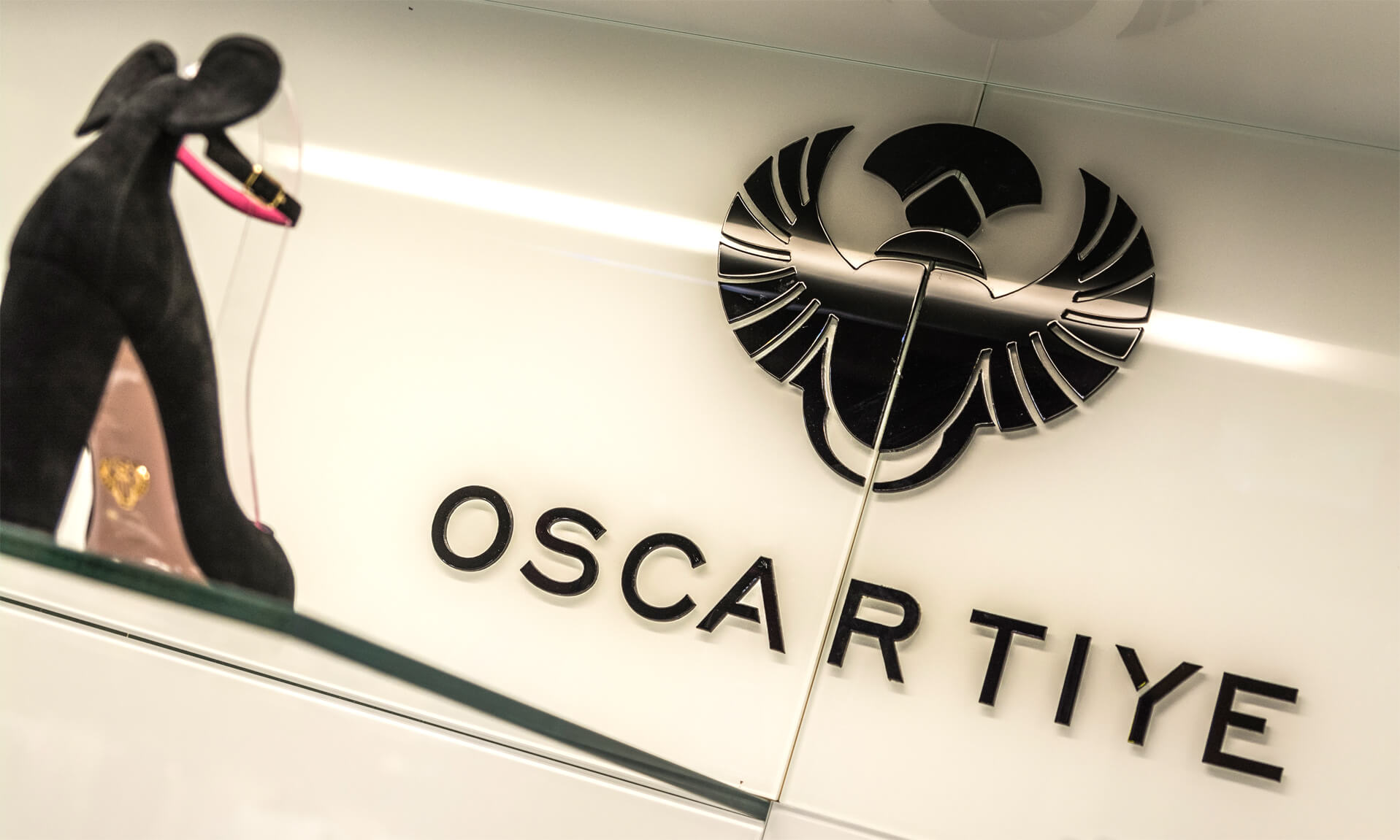 Oscartye - Oscar Tiye - Logo und 3D-Buchstaben aus Acryl in schwarzer Farbe