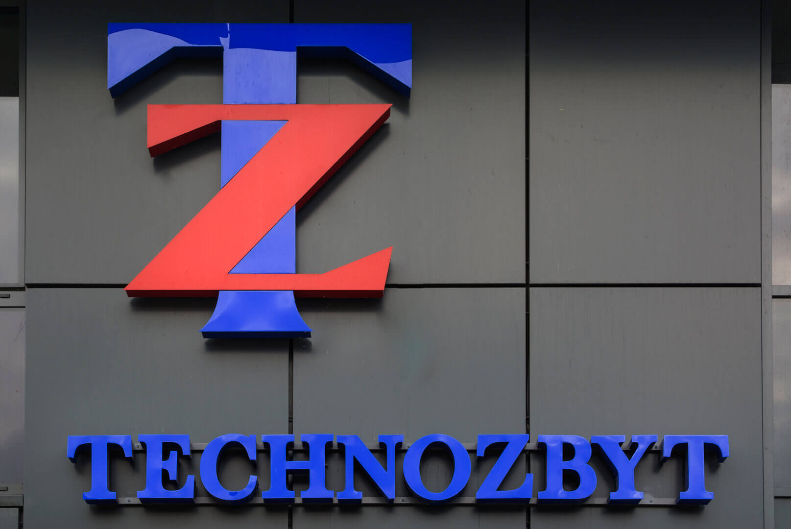 Technozbyt - Technozbyt - lettere luminose in 3D posizionate su un'elevazione
