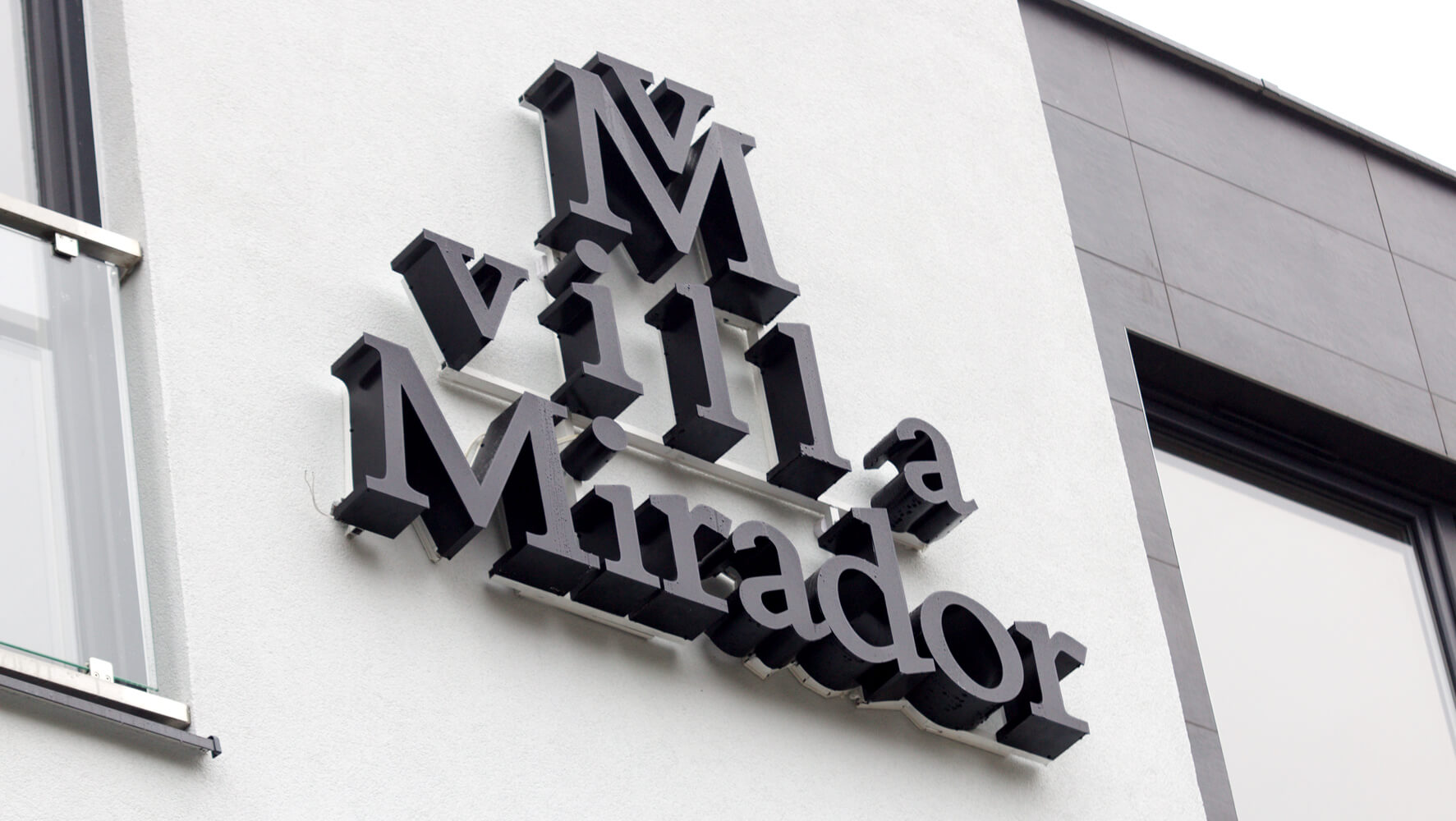 Villa Mirador - Villa Mirador - przestrzenne litery świetlne umieszczone na elewacji