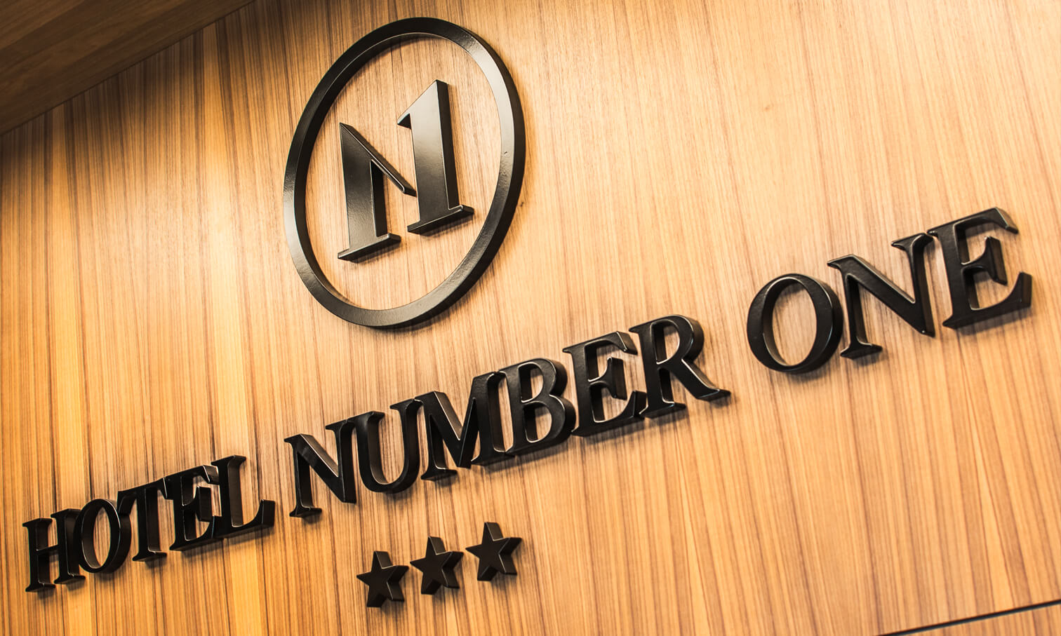 Hotel Number 1 - Hotel Number 1 - logo i litery przestrzenne malowane umieszczone w recepcji hotelu