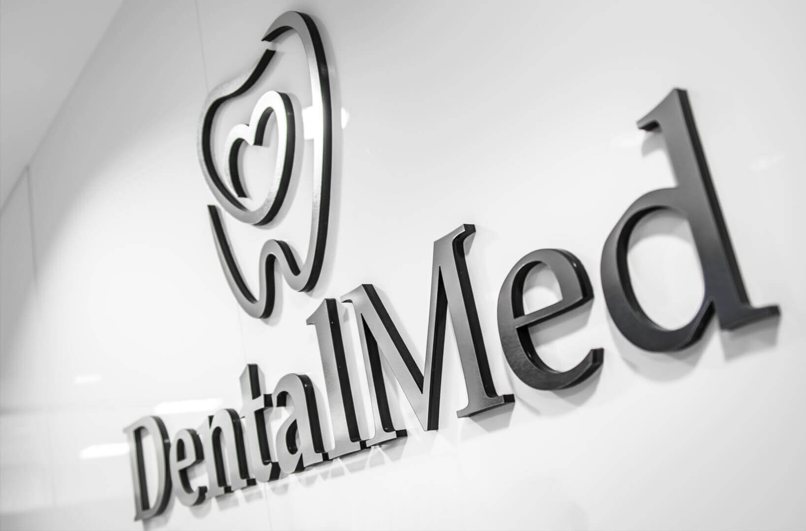 DentalMed - DentalMed - logo i litery przestrzenne 3D wykonane z plexi umieszczone przy recepcji