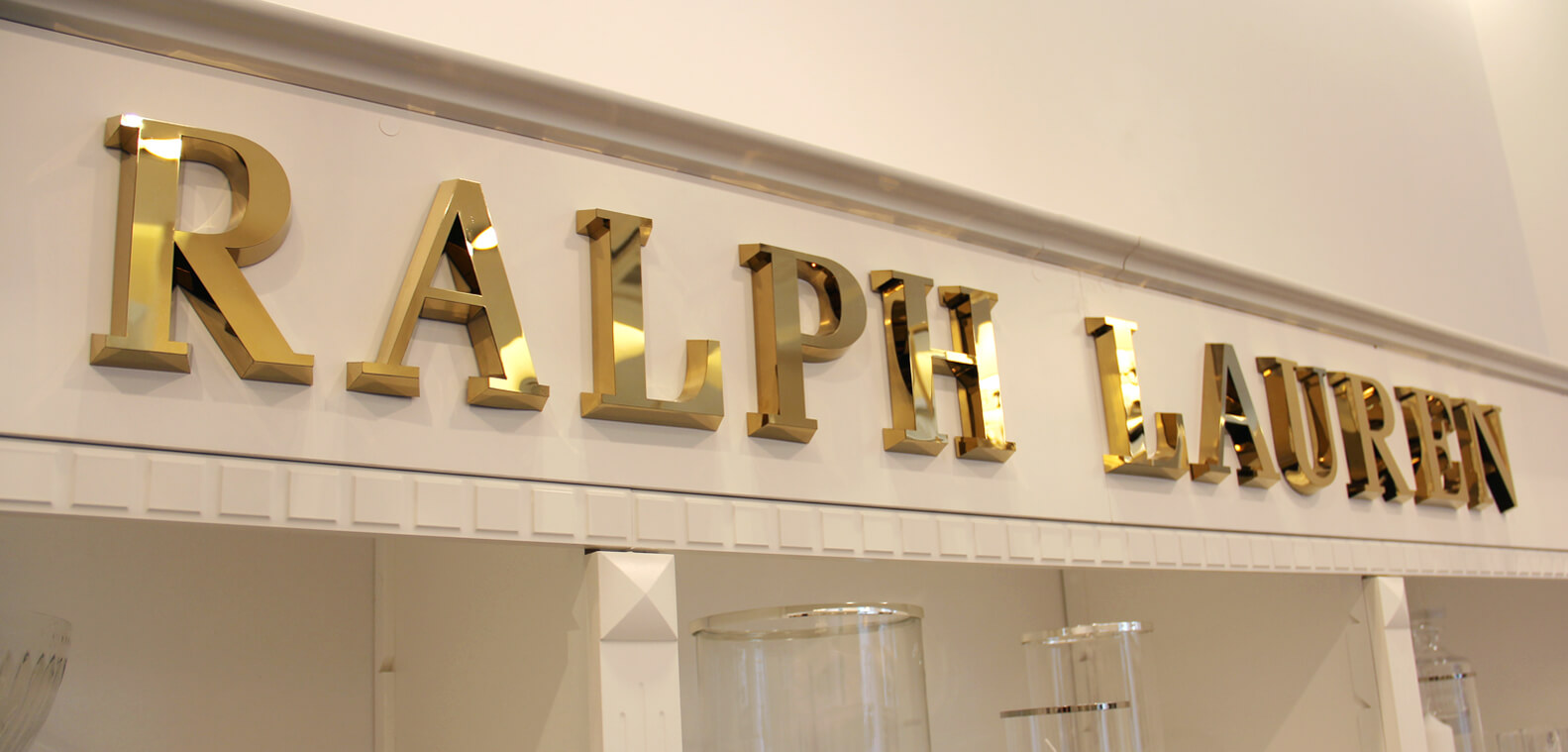 Ralph Lauren - Ralph Lauren - goldene Raumbuchstaben aus Edelstahl