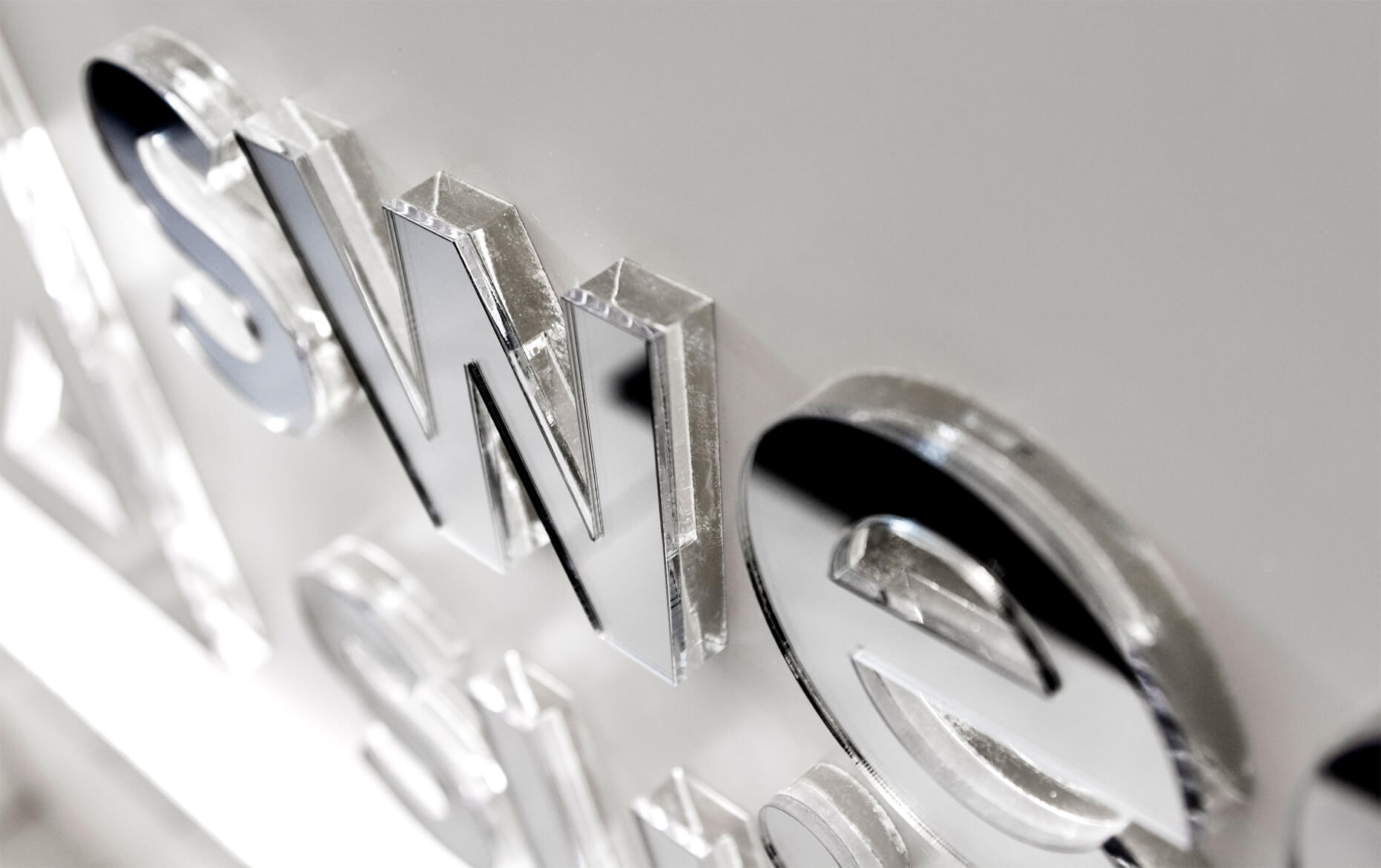 Traje dulce - Traje dulce - logotipo de la empresa y letras 3D de plexiglás con efecto espejo