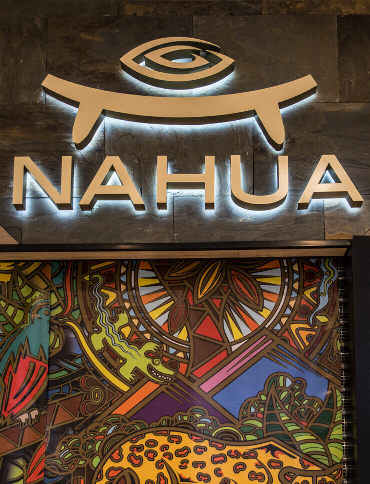 NAHUA - Nahua - litery świetlne LED umieszczone na ścianie, widoczny efekt halo