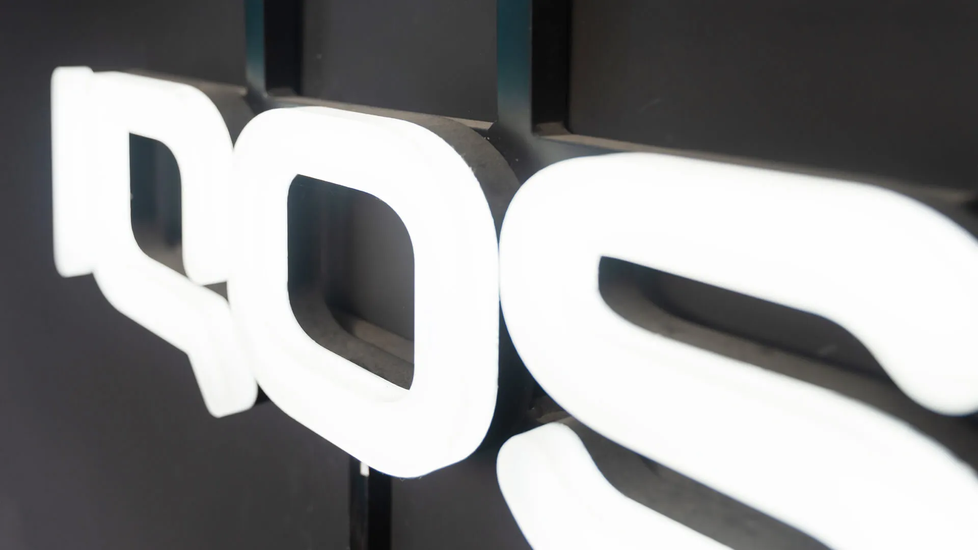 Iqos - IQOS-Schriftzug aus Plexiglas, weiß hinterleuchtet
