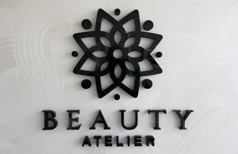 Schönheits-Atelier - Beauty Atelier - 3D-Logo und 3D-Schriftzug aus Styrodur, angereichert mit Acryl, an der Rezeption