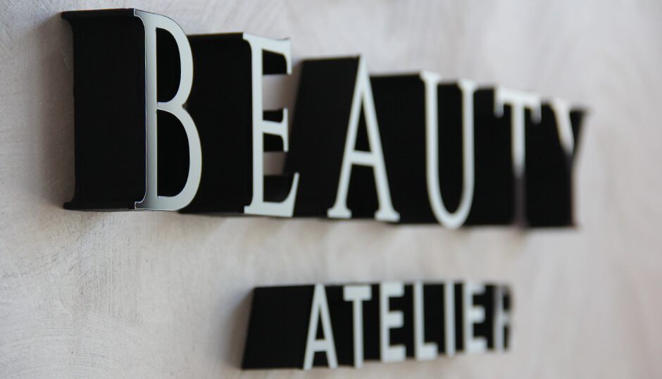 Atelier de belleza - Beauty Atelier - Logotipo 3D y letras 3D de styrodur con acabado acrílico colocados en la recepción