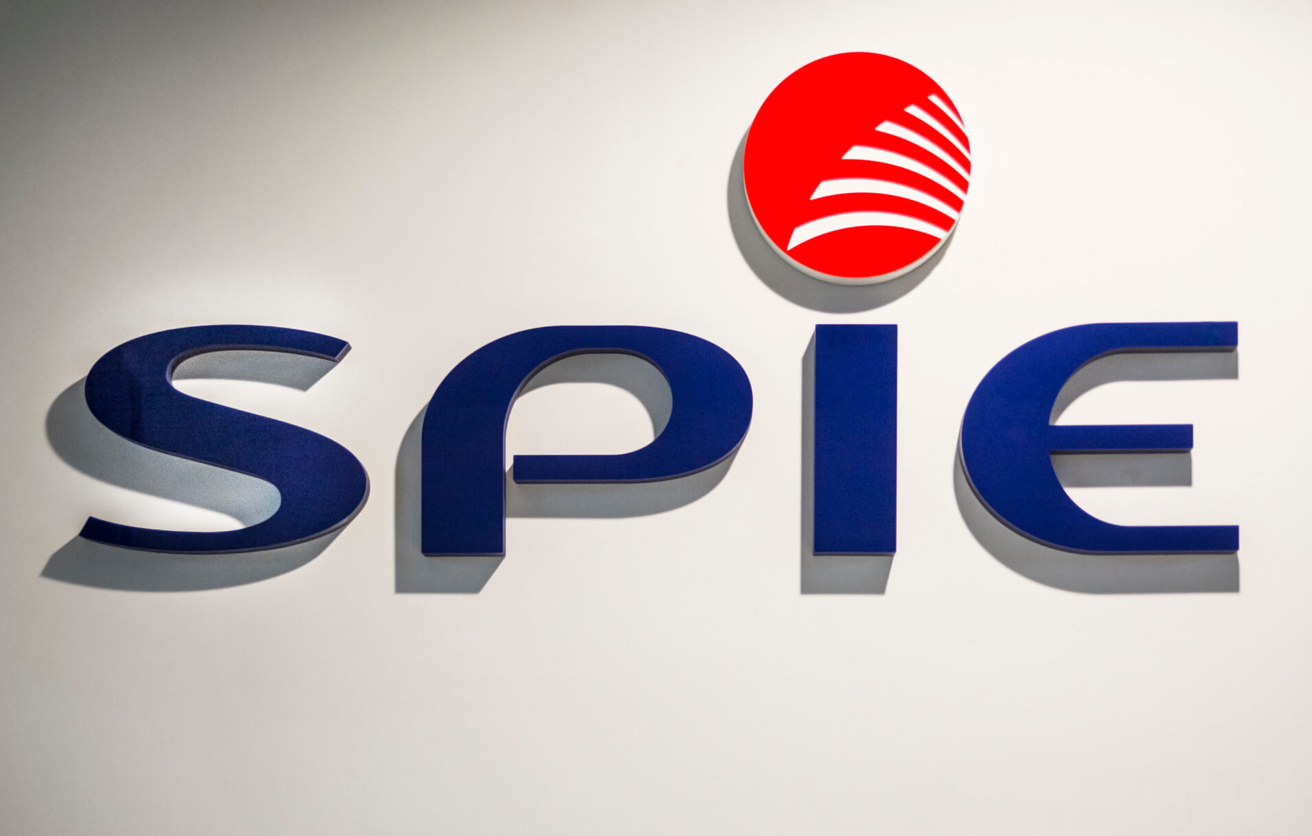 Spie - Spie - Logo und 3D-Buchstaben an der Wand im Inneren des Gebäudes